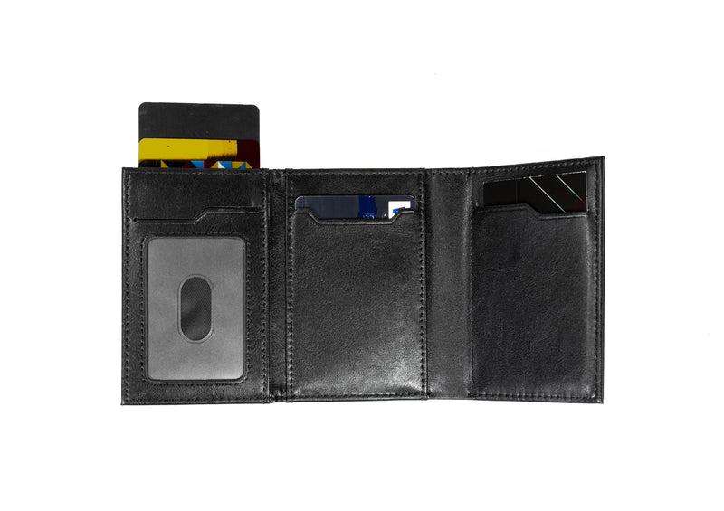 Miejsce na banknoty i dowód – bez zbędnych warstw.